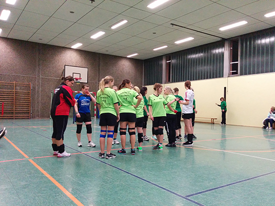 Die Spielerinnen stehen sich an der Mittellinie gegenüber zur Begrüßung TV Bliesdalheim - TV Humes 1
